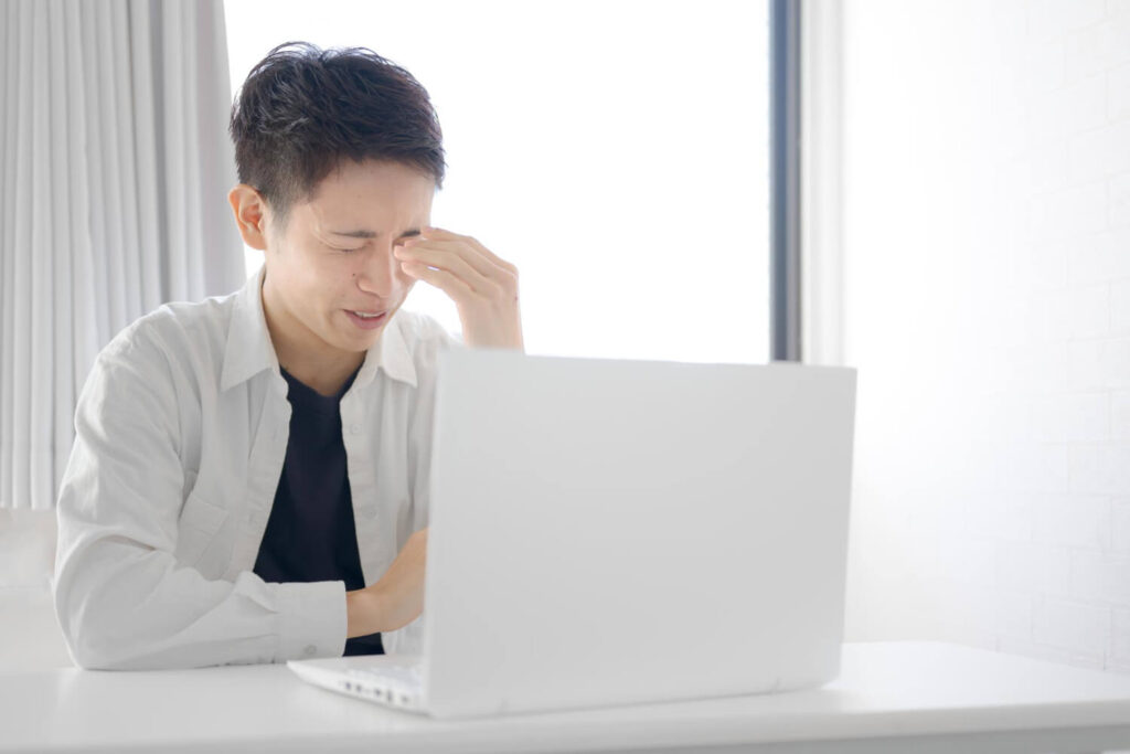 법적 분쟁 해결을 위해 내용증명 작성을 시작하는 사람